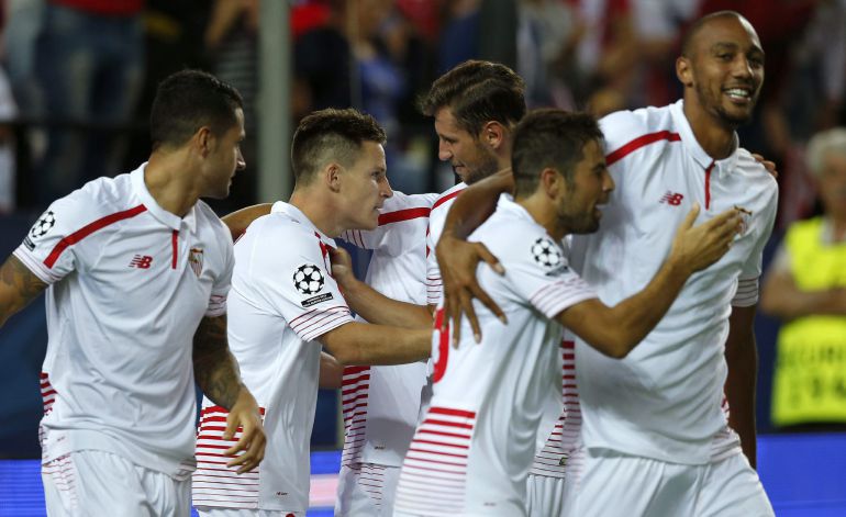 Vitolo, Gameiro, Krychowiak, Coke y NZonzi, celebran el primer gol ante el Borussia Vitolo, Gameiro, Krychowiak, Coke y NZonzi, celebran el primer gol ante el Borussia