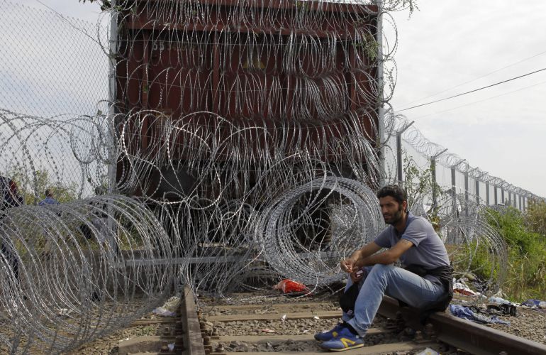 Un refugiado espera en la frontera de Serbia con Hungría entre Horgos y Roszke. Un refugiado espera en la frontera de Serbia con Hungría entre Horgos y Roszke.