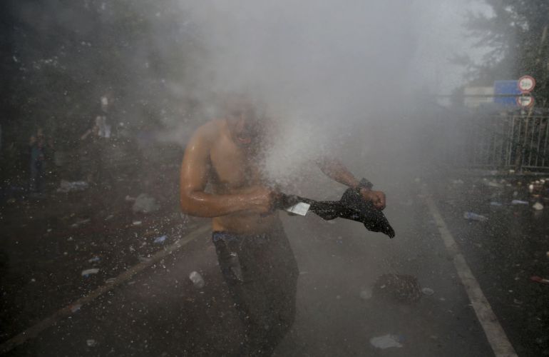 Frontera de Hungría, donde los cuerpos de seguridad han utilizado gas pimienta y cañones de agua para reducir a los refugiados. Frontera de Hungría, donde los cuerpos de seguridad han utilizado gas pimienta y cañones de agua para reducir a los refugiados.