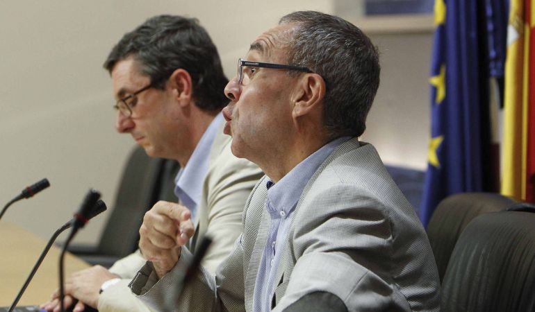 El portavoz de la Izquierda Plural en el Congreso, José Luis Centella (en primer plano), durante una rueda de prensa en el Congreso El portavoz de la Izquierda Plural en el Congreso, José Luis Centella (en primer plano), durante una rueda de prensa en el Congreso