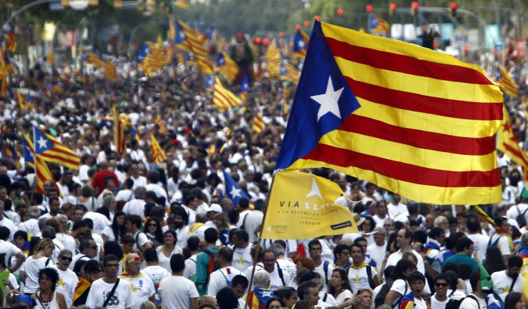 Miles de personas en la avenida Meridiana de Barcelona durante la manifestación por la Diada de Cataluña Miles de personas en la avenida Meridiana de Barcelona durante la manifestación por la Diada de Cataluña