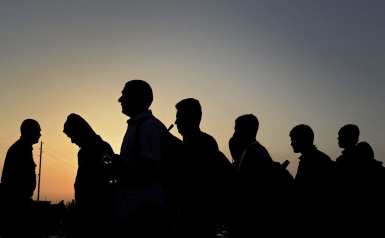 Refugiados esperan para entrar en un campamento de registro tras lograr cruzar a pie la frontera entre Macedonia y Grecia a la altura de Gevgelija Refugiados esperan para entrar en un campamento de registro tras lograr cruzar a pie la frontera entre Macedonia y Grecia a la altura de Gevgelija