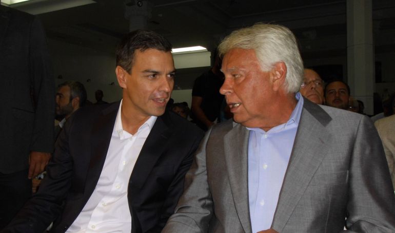 El actual secretario general del PSOE, Pedro Sánchez, charla con el expresidente del Gobierno, Felipe González. El actual secretario general del PSOE, Pedro Sánchez, charla con el expresidente del Gobierno, Felipe González.