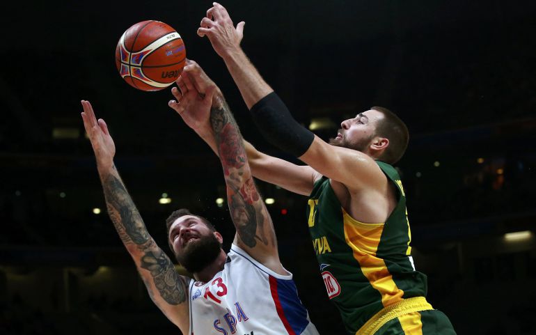 Miroslav Raduljica y Jonas Valanciunas luchan por un rebote durante las semifinales del Eurobasket. Miroslav Raduljica y Jonas Valanciunas luchan por un rebote durante las semifinales del Eurobasket.