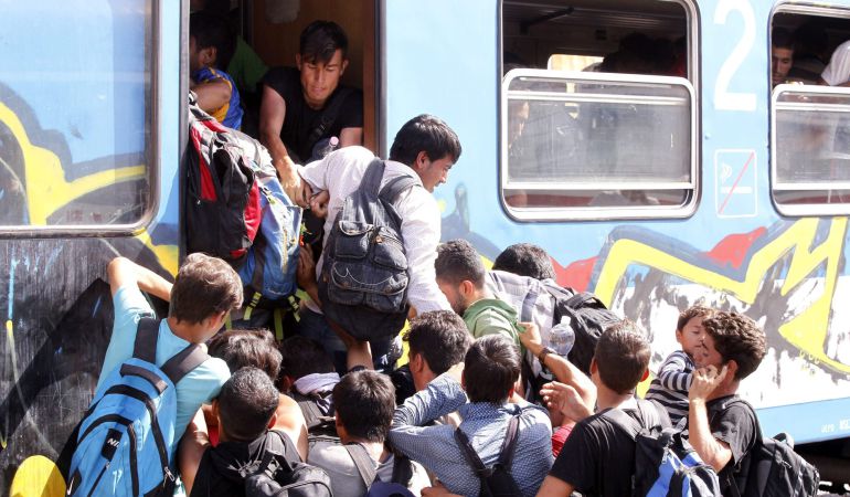 Refugiados se empujan entre sí para subir a bordo de un tren rumbo a Zagreb en la estación de Beli Manastir (Croacia). Refugiados se empujan entre sí para subir a bordo de un tren rumbo a Zagreb en la estación de Beli Manastir (Croacia).