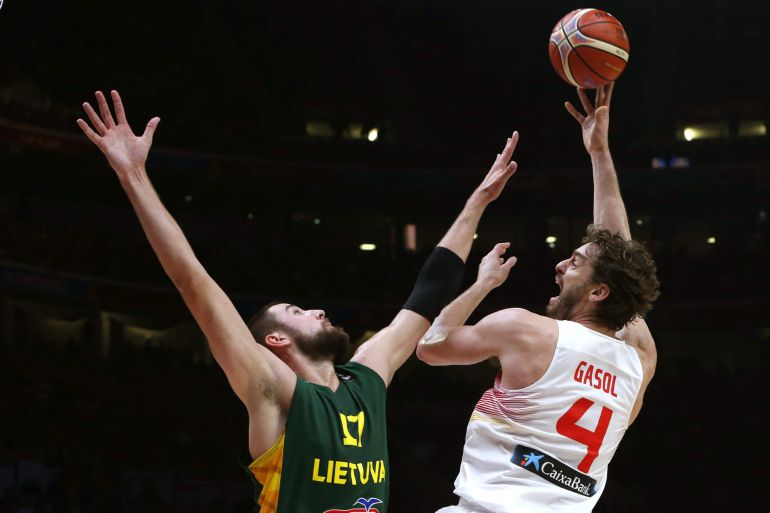 Pau Gasol y el pívot de Lituania Jonas Valanciunas, durante la final del Europeo 2015 Pau Gasol y el pívot de Lituania Jonas Valanciunas, durante la final del Europeo 2015