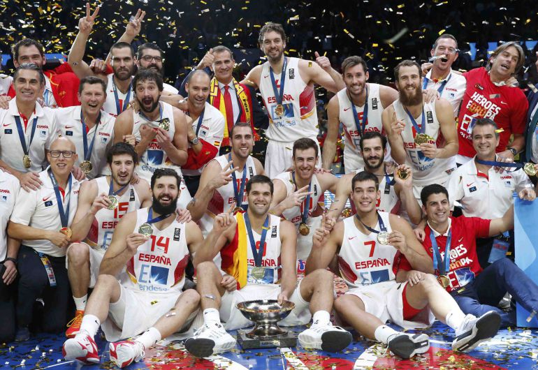 Los jugadores españoles celebran con el rey Felipe su victoria en el Eurobasket 2015. Los jugadores españoles celebran con el rey Felipe su victoria en el Eurobasket 2015.