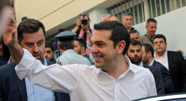 Alexis Tsipras a su llegada al colegio electoral donde ha votado Alexis Tsipras a su llegada al colegio electoral donde ha votado
