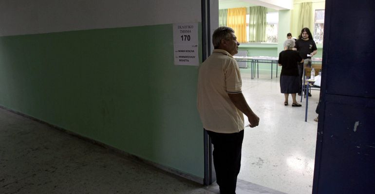 Un hombre espera a votar en un colegio de Atenas Un hombre espera a votar en un colegio de Atenas