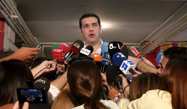 El líder del partido Syriza, Alexis Tsipras, habla con los periodistas después de emitir su voto en un colegio electoral en Atenas. El líder del partido Syriza, Alexis Tsipras, habla con los periodistas después de emitir su voto en un colegio electoral en Atenas.