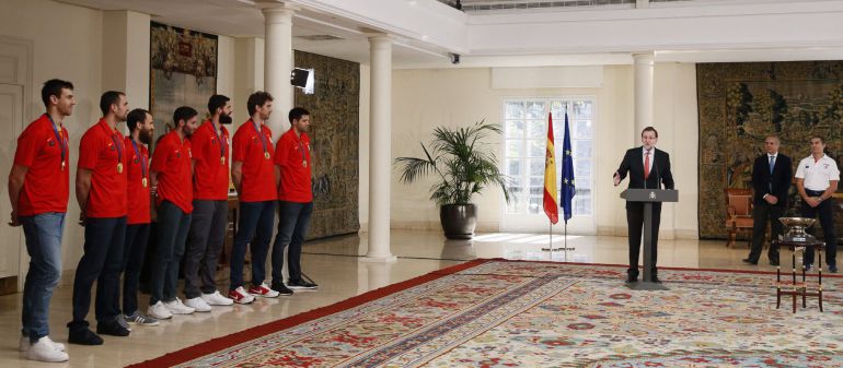 El presidente del Gobierno, Mariano Rajoy, se dirige a lols integrantes de la selección española de baloncesto a quienes recibió en el Palacio de La Moncloa El presidente del Gobierno, Mariano Rajoy, se dirige a lols integrantes de la selección española de baloncesto a quienes recibió en el Palacio de La Moncloa