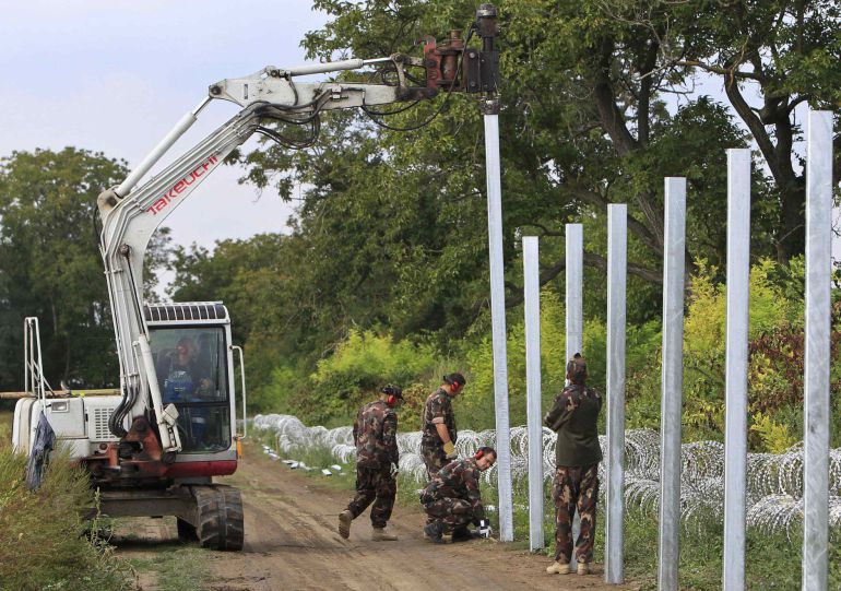 Soldados húngaros construyen una verja en la frontera con Croacia. Soldados húngaros construyen una verja en la frontera con Croacia.