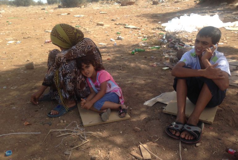 Sabha y dos de sus hijos esperando junto al Barrio Chino a ver si su marido y otros 3 hijos que siguen en Nador pueden cruzar a Melilla. Por la tarde lo intentaron por Beni Enzar pero los marroquíes tampoco se lo permitieron. Llevan 23 días separados Sabha y dos de sus hijos esperando junto al Barrio Chino a ver si su marido y otros 3 hijos que siguen en Nador pueden cruzar a Melilla. Por la tarde lo intentaron por Beni Enzar pero los marroquíes tampoco se lo permitieron. Llevan 23 días separados