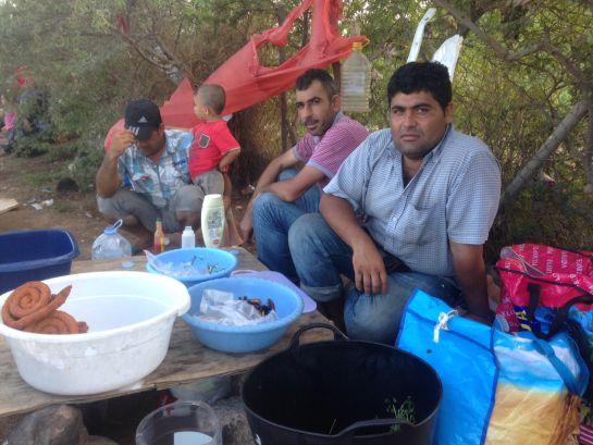 Nihat, kurdo sirio que ha montado un puesto de Falafel frente a la puerta del CETI Nihat, kurdo sirio que ha montado un puesto de Falafel frente a la puerta del CETI