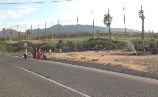Kurdos sirios solicitantes de asilo frente al CETI. Algunos esperan más de 3 meses ser trasladados a la península Kurdos sirios solicitantes de asilo frente al CETI. Algunos esperan más de 3 meses ser trasladados a la península