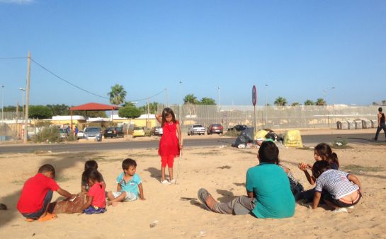 Niños sirios juegan al atardecer en la puerta del Centro de Estancia Temporal de Inmigrantes de Melilla que, con 1.700 internos, está al triple de su capacidad Niños sirios juegan al atardecer en la puerta del Centro de Estancia Temporal de Inmigrantes de Melilla que, con 1.700 internos, está al triple de su capacidad