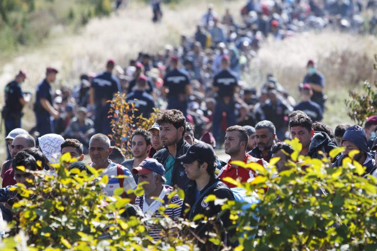Policías húngaros vigilan a refugiados que han cruzado la frontera con Croacia, cerca de Zakany, Hungría Policías húngaros vigilan a refugiados que han cruzado la frontera con Croacia, cerca de Zakany, Hungría