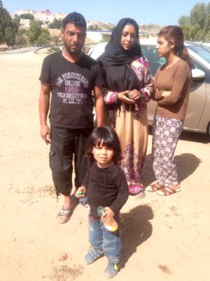 Muhyiadden y su familia, en la puerta del Centro del que quieren salir hacia la Península lo antes posible Muhyiadden y su familia, en la puerta del Centro del que quieren salir hacia la Península lo antes posible