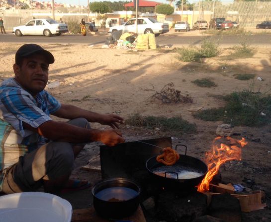 Kurdos sirios han montado puestos informales de comida en la puerta del CETI Kurdos sirios han montado puestos informales de comida en la puerta del CETI