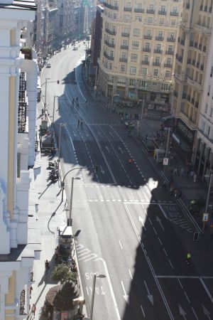 La Gran Vía de Madrid desierta de coches. La Gran Vía de Madrid desierta de coches.