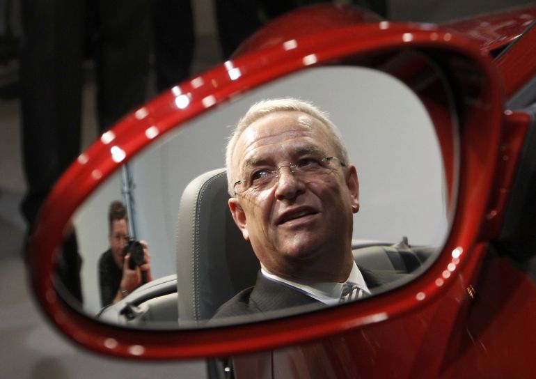 El presidente Martin Winterkorn, reflejado en el espejo de un Porsche El presidente Martin Winterkorn, reflejado en el espejo de un Porsche