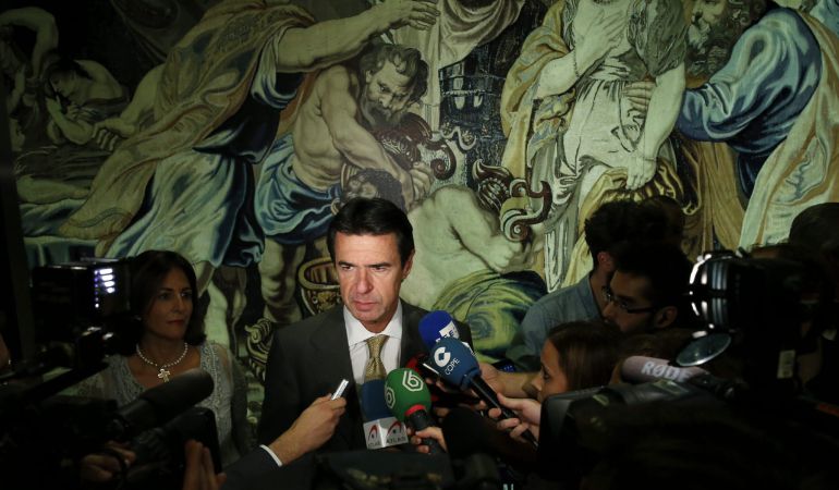 El ministro de Industria, Energía y Turismo, José Manuel Soria, atiende a los medios El ministro de Industria, Energía y Turismo, José Manuel Soria, atiende a los medios