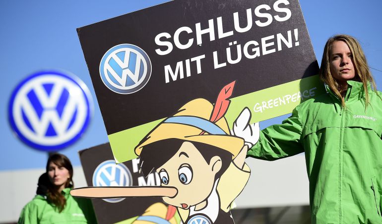 Protesta de miembros de Greenpeace ante la sede de Volkswagen Protesta de miembros de Greenpeace ante la sede de Volkswagen