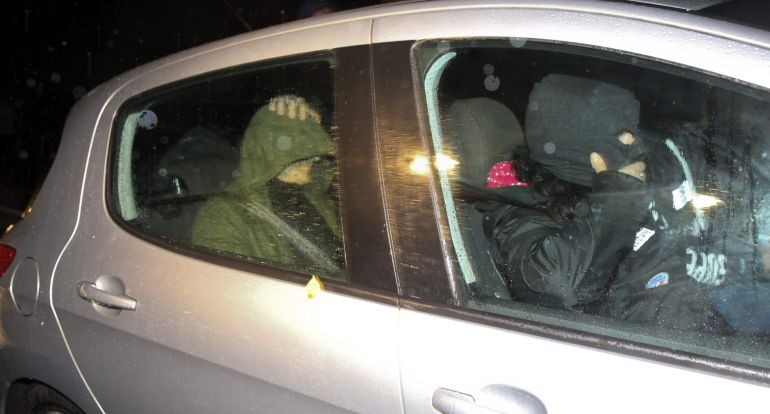 La policía francesa traslada a uno de los detenidos en una casa rural de Saint Etienne de Baigorri, en Francia, donde han sido detenidos miembros de la banda terrorista ETA. EFE/Juan Herrero La policía francesa traslada a uno de los detenidos en una casa rural de Saint Etienne de Baigorri, en Francia, donde han sido detenidos miembros de la banda terrorista ETA. EFE/Juan Herrero