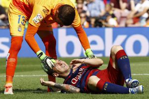 Leo Messi es atendido por Javi Varas. Leo Messi es atendido por Javi Varas.
