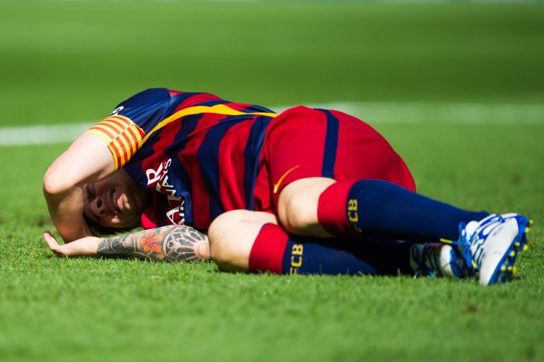 Messi se duele en el césped del Camp Nou