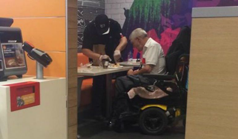 Imagen publicada en Facebook de Destiny Carreno del empleado de McDonald's Kenny Soriano-Garcia ayudando a un hombre en silla de ruedas. Imagen publicada en Facebook de Destiny Carreno del empleado de McDonald's Kenny Soriano-Garcia ayudando a un hombre en silla de ruedas.