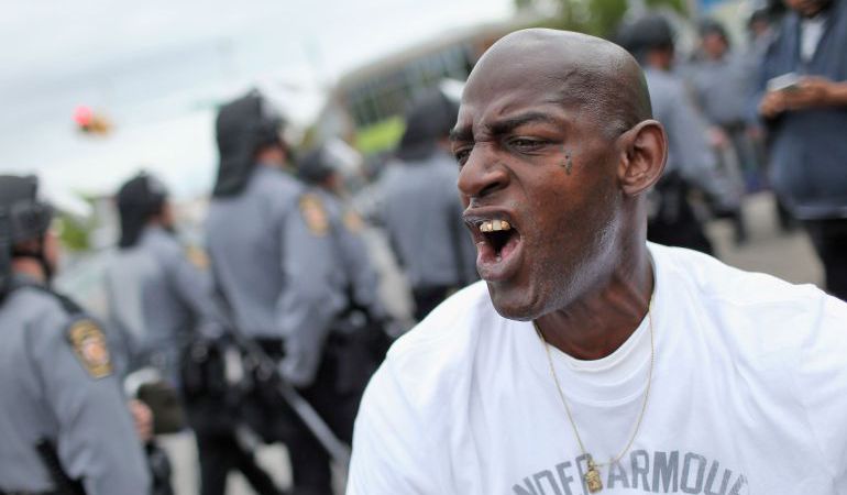 Un hombre protesta en Baltimore (Estados Unidos). Un hombre protesta en Baltimore (Estados Unidos).