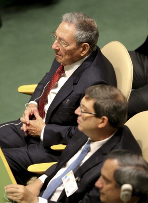 GRA452. NUEVA YORK, 25/09/2015.- El presidente cubano, Raúl Castro, sigue la intervención del Papa en la cumbre de la ONU a la que asisten unos 150 jefes de Estado y de Gobierno, para definir las nuevas metas del desarrollo, la agenda más ambiciosa que ha emprendido Naciones Unidas en sus 70 años de existencia. EFE/Ballesteros GRA452. NUEVA YORK, 25/09/2015.- El presidente cubano, Raúl Castro, sigue la intervención del Papa en la cumbre de la ONU a la que asisten unos 150 jefes de Estado y de Gobierno, para definir las nuevas metas del desarrollo, la agenda más ambiciosa que ha emprendido Naciones Unidas en sus 70 años de existencia. EFE/Ballesteros