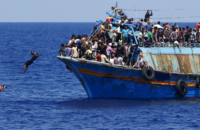 Fotografía de archivo de un operativo de rescate cerca de las costas de Libia. Fotografía de archivo de un operativo de rescate cerca de las costas de Libia.