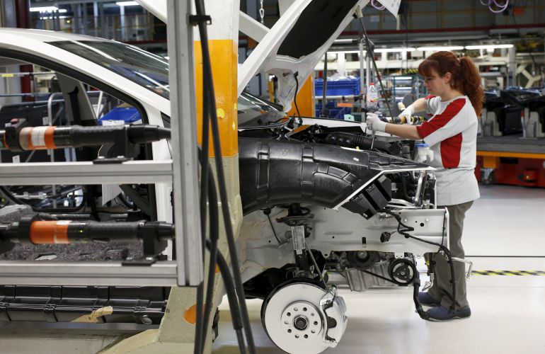 Una trabajadora en una factoría de SEAT. Una trabajadora en una factoría de SEAT.