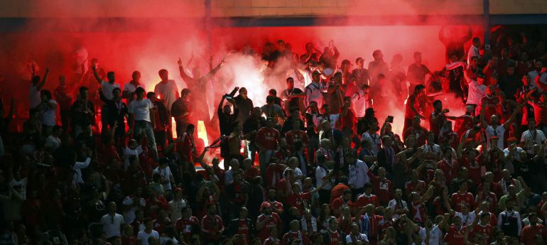 Los aficionados del Benfica lanzaron bengalas en el Vicente Calderón. Los aficionados del Benfica lanzaron bengalas en el Vicente Calderón.