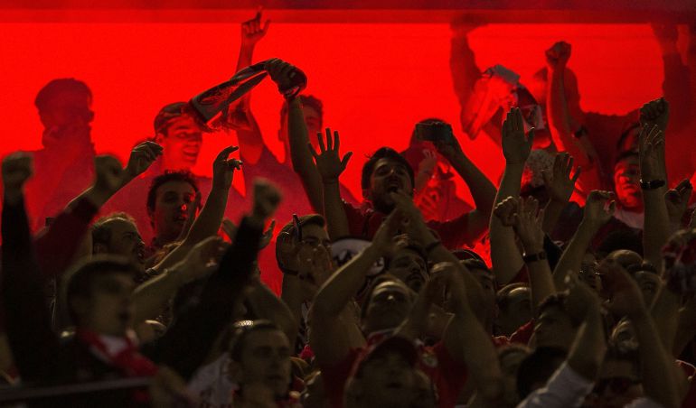 Los seguidores del Benfica, en el duelo ante el Atlético en el Calderón. Los seguidores del Benfica, en el duelo ante el Atlético en el Calderón.
