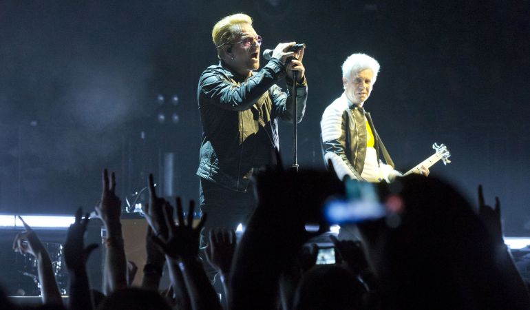El cantante Bono de la banda irlandesa U2 durante un concierto en el Mercedes-Benz Arena de Berlín. El cantante Bono de la banda irlandesa U2 durante un concierto en el Mercedes-Benz Arena de Berlín.