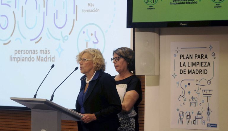 La alcaldesa de Madrid, Manuela Carmena, acompañada por la delegada de Medio Ambiente, Inés Sabanés La alcaldesa de Madrid, Manuela Carmena, acompañada por la delegada de Medio Ambiente, Inés Sabanés