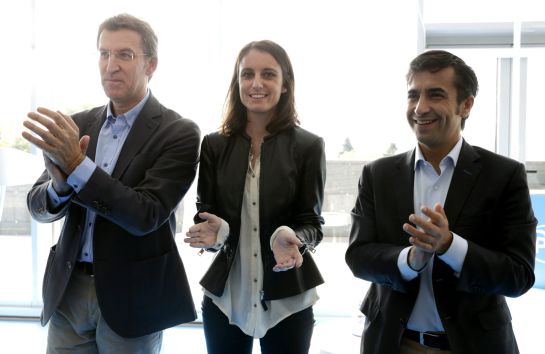 GRA247. SANTIAGO DE COMPOSTELA, 2/10/2015.- El presidente del PP de Galicia, Alberto Núñez Feijóo (i); el autor de la ponencia política del PPdeG que presentaron hoy, José Rey, y la vicesecretaria de estudios y programas de los populares, Andrea Levy, esta mañana al final de las intervenciones en un hotel de Santiago de Compostela. EFE/Lavandeira jr GRA247. SANTIAGO DE COMPOSTELA, 2/10/2015.- El presidente del PP de Galicia, Alberto Núñez Feijóo (i); el autor de la ponencia política del PPdeG que presentaron hoy, José Rey, y la vicesecretaria de estudios y programas de los populares, Andrea Levy, esta mañana al final de las intervenciones en un hotel de Santiago de Compostela. EFE/Lavandeira jr