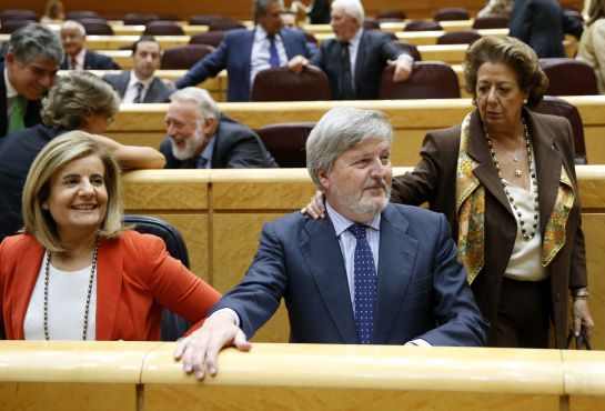 GRA303. MADRID, 29/09/2015.- El ministro de Educación, Cultura y Deporte, Íñigo Méndez de Vigo, junto a la titular de Empleo, Fátima Báñez (i), y la senadora del PP, Rita Barberá, en la sesión de control al Gobierno hoy en el Senado. EFE/Chema Moya GRA303. MADRID, 29/09/2015.- El ministro de Educación, Cultura y Deporte, Íñigo Méndez de Vigo, junto a la titular de Empleo, Fátima Báñez (i), y la senadora del PP, Rita Barberá, en la sesión de control al Gobierno hoy en el Senado. EFE/Chema Moya