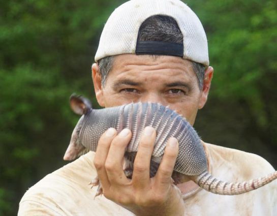 Frank Cuesta sujeta un armadillo en una de sus grabaciones de 'Wild Frank' Frank Cuesta sujeta un armadillo en una de sus grabaciones de 'Wild Frank'