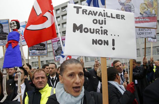 Empleados de Air France se manifiestan frente a la sede de la compañía aérea en el aeropuerto Charles de Gaulle de París. Empleados de Air France se manifiestan frente a la sede de la compañía aérea en el aeropuerto Charles de Gaulle de París.