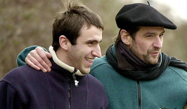 Egoitz Urrutikoetxea, acompañado de su padre, el histórico dirigente de la organización terrorista ETA 'Josu Ternera', en una imagen tomada el 14 de enero de 2000 Egoitz Urrutikoetxea, acompañado de su padre, el histórico dirigente de la organización terrorista ETA 'Josu Ternera', en una imagen tomada el 14 de enero de 2000