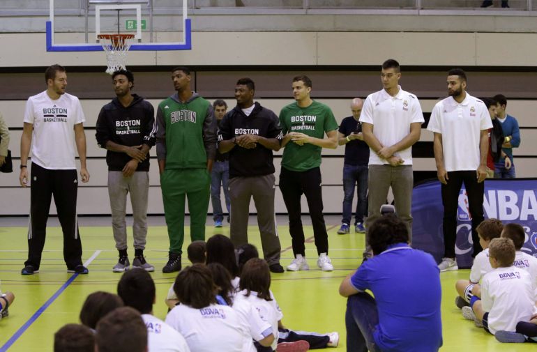 Jugadores de Boston Celtics y Real Madrid en la sesión de entrenamiento con niños Jugadores de Boston Celtics y Real Madrid en la sesión de entrenamiento con niños