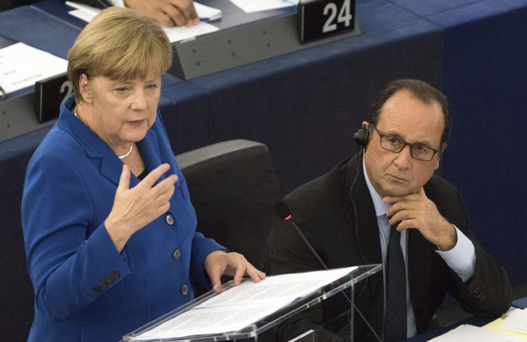 El presidente francés, François Hollande, escucha a la canciller alemana Angela Merkel, durante el pleno del Parlamento Europeo. El presidente francés, François Hollande, escucha a la canciller alemana Angela Merkel, durante el pleno del Parlamento Europeo.
