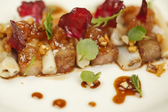 Papada ibérica con navajas, lichys y rosas (Besana Tapas). Papada ibérica con navajas, lichys y rosas (Besana Tapas).
