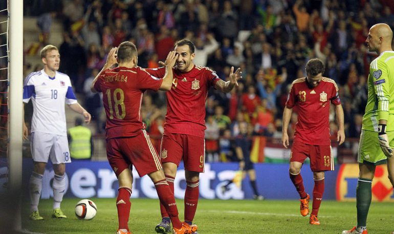 Alcácer celebra su primer gol, segundo del equipo, con Jordi Alba Alcácer celebra su primer gol, segundo del equipo, con Jordi Alba