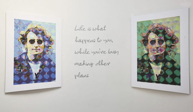 Dos serigrafías del fallecido músico británico John Lennon del artista estadounidense Scott Davis. Dos serigrafías del fallecido músico británico John Lennon del artista estadounidense Scott Davis.
