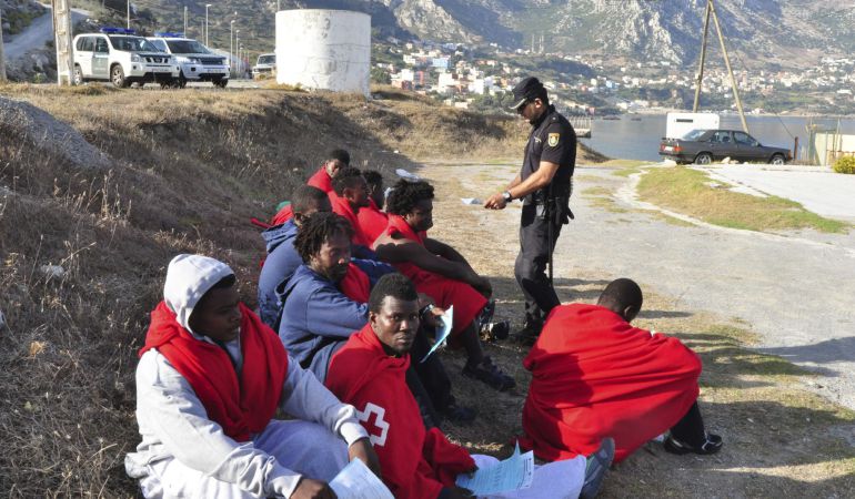 Algunos de los 87 inmigrantes subsaharianos, entre ellos 11 menores de edad, que consiguieron entrar en Ceuta hace una semana tras bordear el espigón fronterizo Algunos de los 87 inmigrantes subsaharianos, entre ellos 11 menores de edad, que consiguieron entrar en Ceuta hace una semana tras bordear el espigón fronterizo